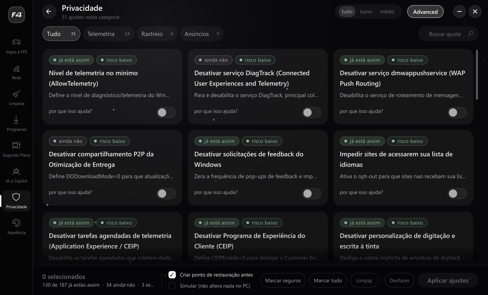 O painel F4 Tweaks aberto na aba Privacidade, logo depois de conferir a máquina: cada ajuste com o selo de já está assim ou ainda não, o nível de risco e uma chave para incluir no lote.